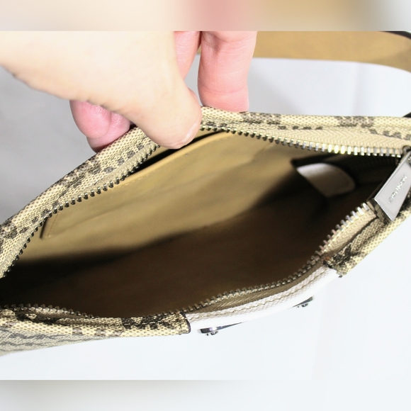 Michael Kors logo Belt bag, SM. EUC - Picture 8 of 16